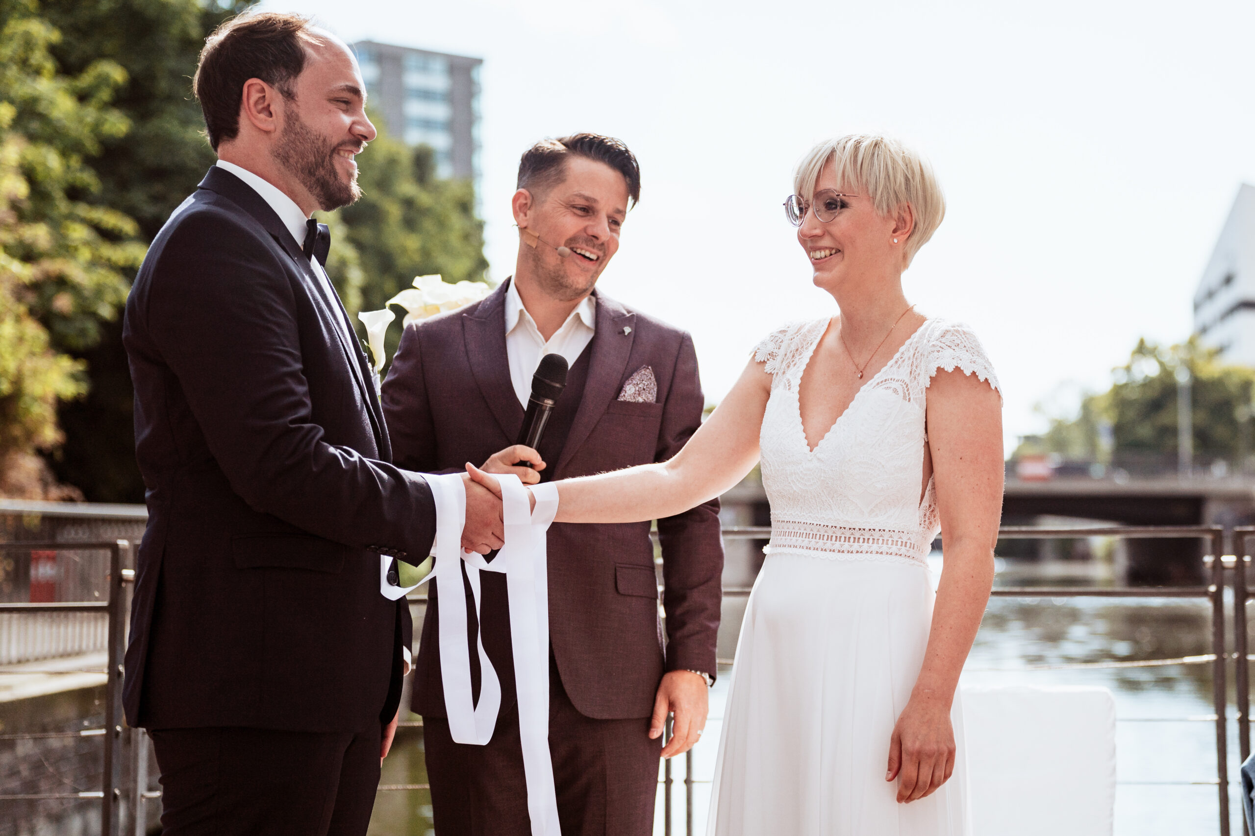 freie Trauung im Hamburg. Trauredner Danilo Gobbetto. Ritual Handfasting.