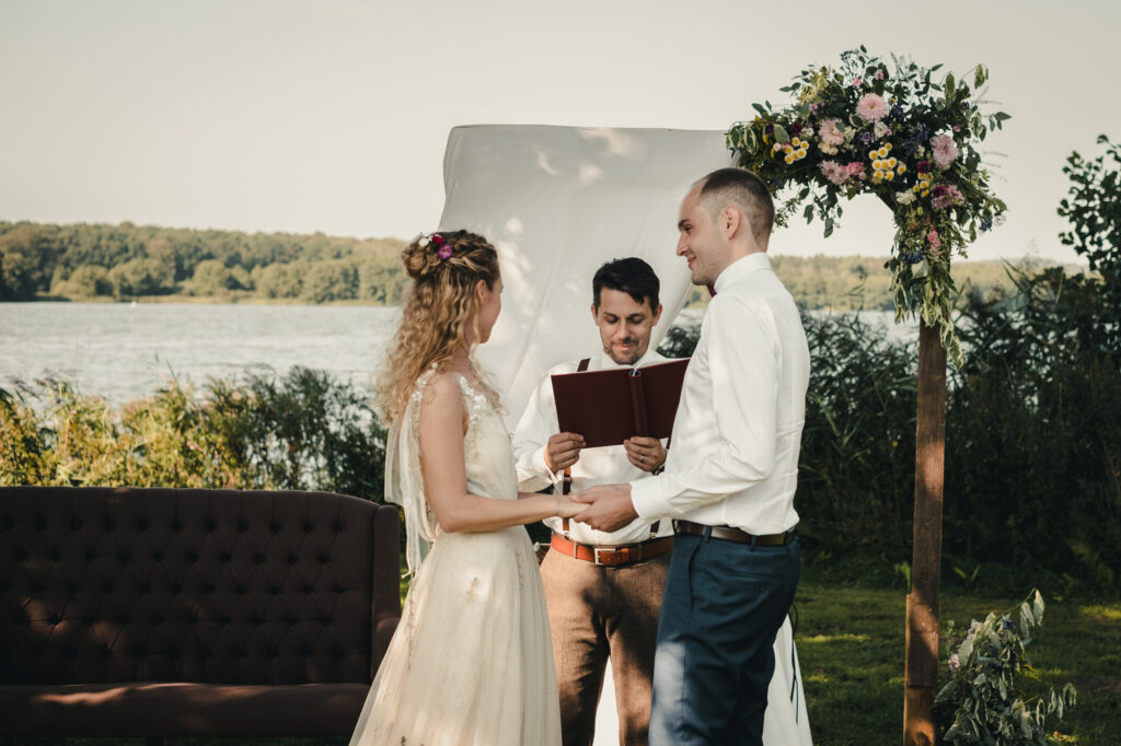 Hochzeitspaar das sich am See in einer freien Trauung das Ja Wort gibt. Trauredner Danilo Gobbetto