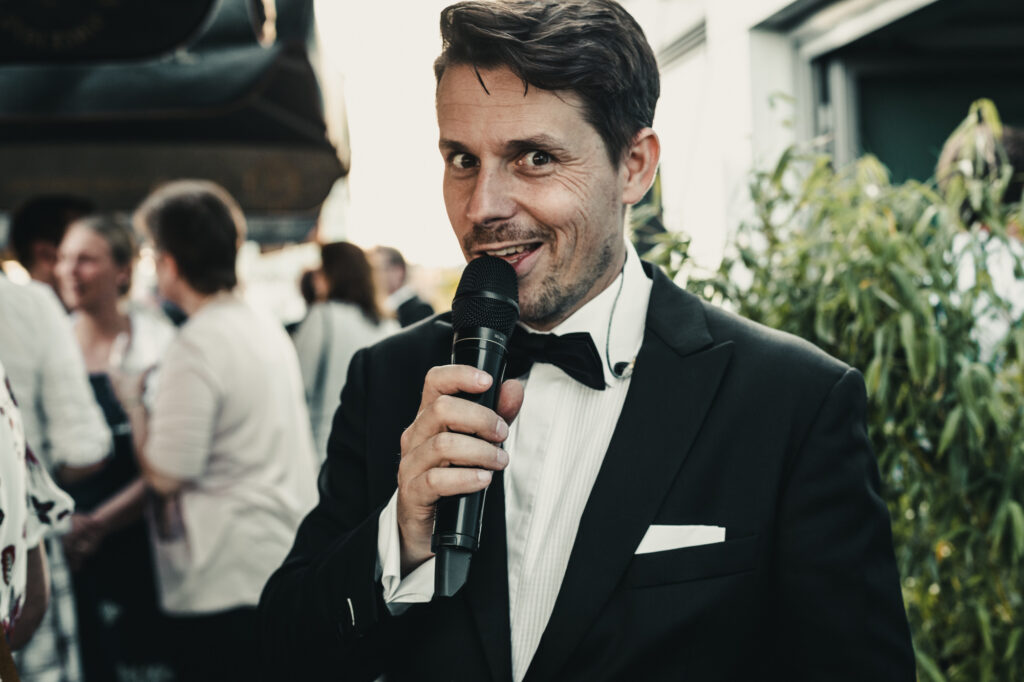 Sänger - Sektempfang - Hochzeit, elegant im Smoking