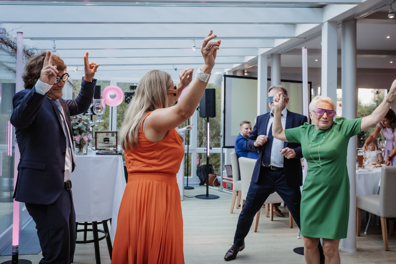 Buffett Eröffnung, Gäste tanzen zum Buffett