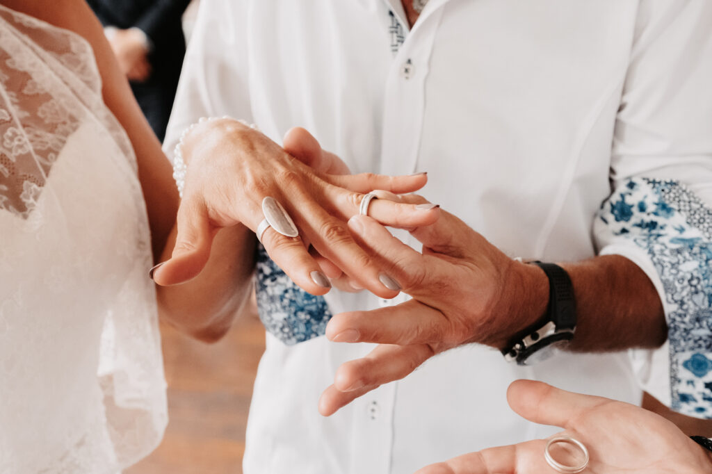 Freie Trauung, Trauredner, Gesang, Ringtausch
