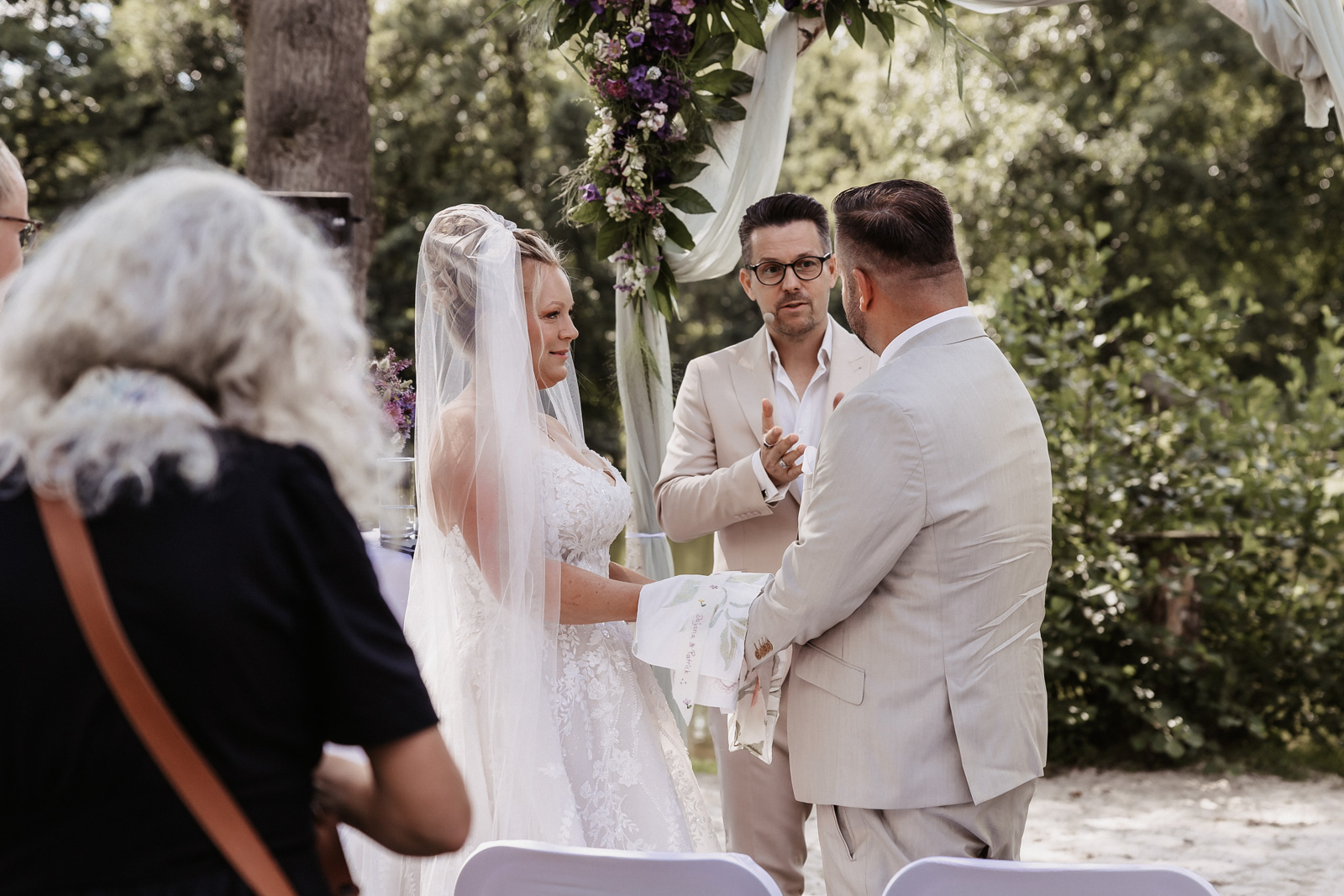 Persönlicher Moment während der freien Trauung von Dajana und Patrick