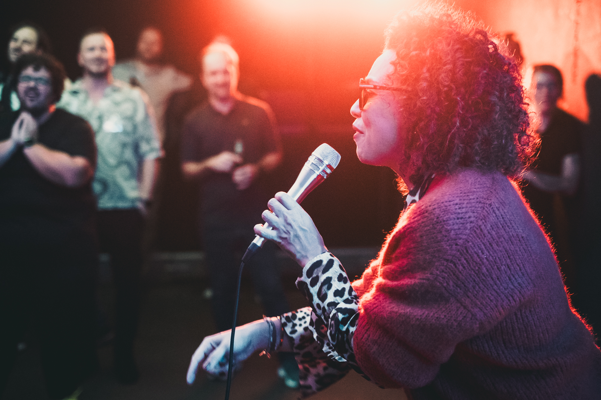 Gästin singt bei einem Karaoke-Event vor Publikum in Hamburg