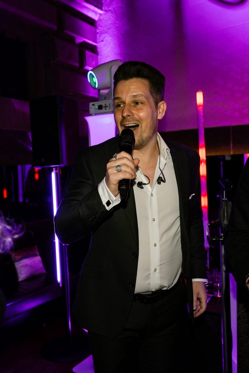 Sänger mitten in der Party zwischen den Gästen, DJ und Sänger für Hochzeiten und Party